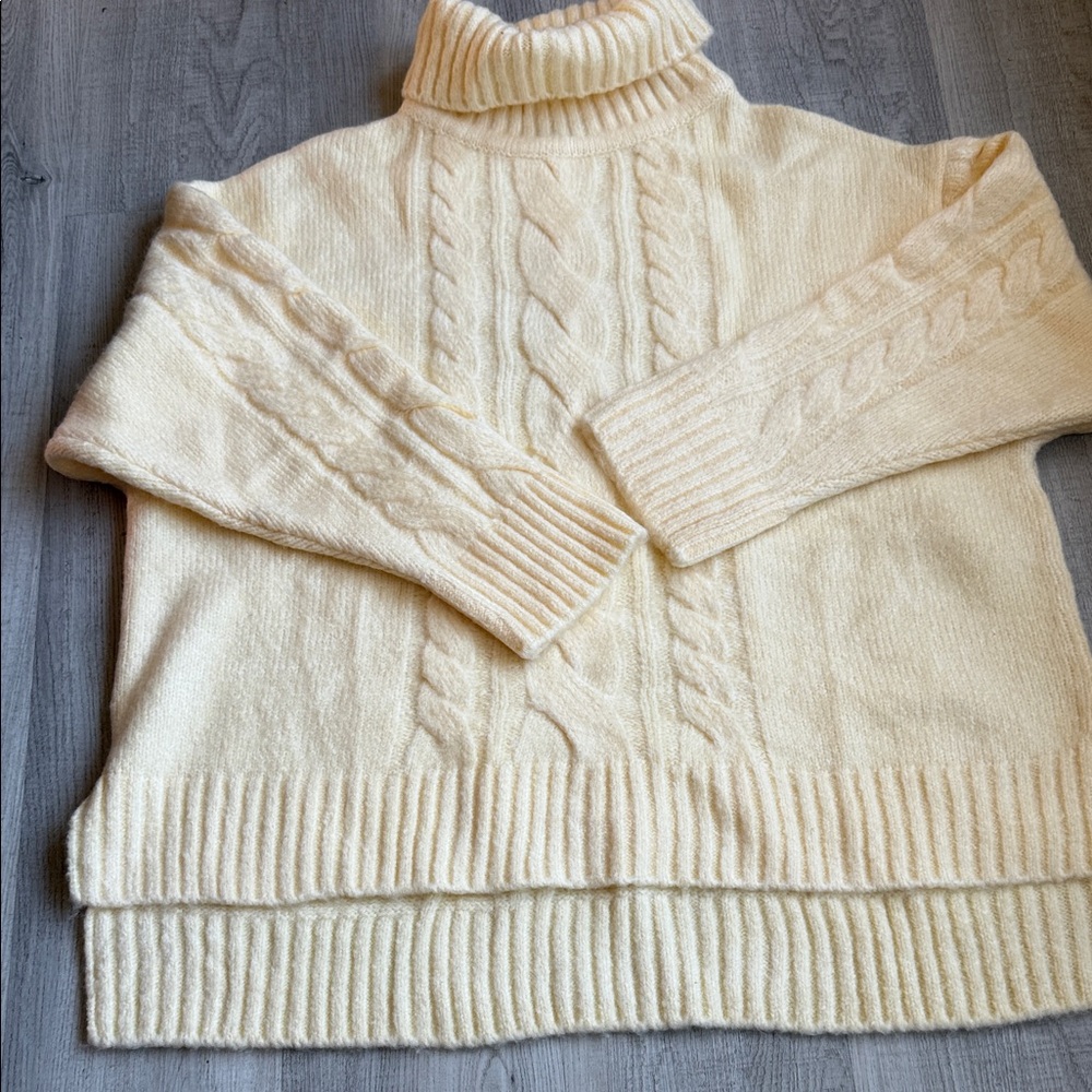 Masseys XL Cream Cable‎ Knit Turtleneck Sweater
Chunky Cozy Winter.  CAJA # 3